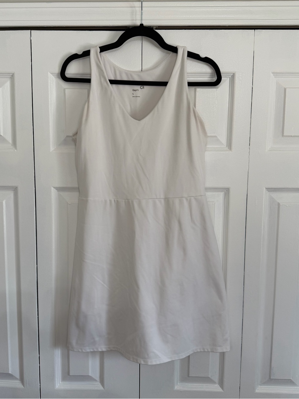 GAP fit White Sleeveless V-Neck Dress w/built in shorts  (L)